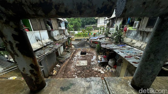 Pembangunan sumur resapan di Rumah Susun (Rusun) Bidara Cina, Jakarta Timur masih belum tuntas. Sisa proyek galian masih belum dirapikan.