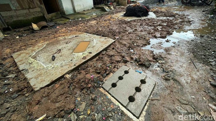 Pembangunan sumur resapan di Rumah Susun (Rusun) Bidara Cina, Jakarta Timur masih belum tuntas. Sisa proyek galian masih belum dirapikan.