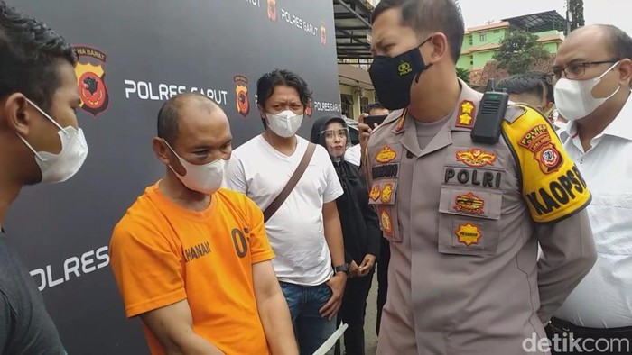 Polres Garut menangkap YS (51) seorang warga Banjar, Jabar, yang mengaku sebagai dukun. Ia ditangkap usai ritual menewaskan dua orang warga Garut.