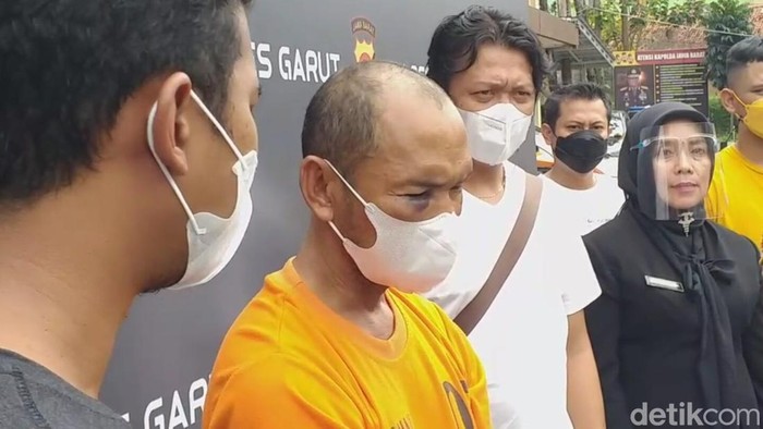 Polres Garut menangkap YS (51) seorang warga Banjar, Jabar, yang mengaku sebagai dukun. Ia ditangkap usai ritual menewaskan dua orang warga Garut.