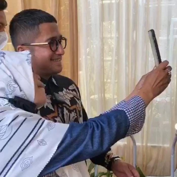Irfan Hakim hadir dalam sebuah hajatan di Desa Godog, Kecamatan Laren, Lamongan. Kehadirannya membuat tamu undangan heboh.