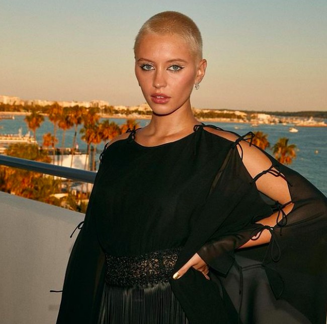 Iris Law tidak mengikuti jejak ayahnya di dunia akting, namun dia memilih untuk menjadi model. Di usia 16 tahun dia telah menjadi brand ambassador untuk Burberry Beauty. Foto: dok. Instagram/@lirisaw