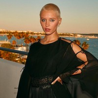 Iris Law tidak mengikuti jejak ayahnya di dunia akting, namun dia memilih untuk menjadi model. Di usia 16 tahun dia telah menjadi brand ambassador untuk Burberry Beauty. Foto: dok. Instagram/@lirisaw