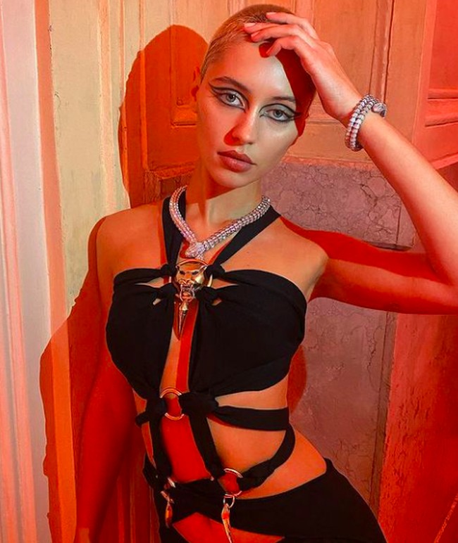 Iris Law adalah putri dari Jude Law dan Sadie Frost. Iris Law kini berusia 21 dan memiliki gaya edgy nan seksi. Foto: dok. Instagram/@lirisaw