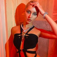 Iris Law adalah putri dari Jude Law dan Sadie Frost. Iris Law kini berusia 21 dan memiliki gaya edgy nan seksi. Foto: dok. Instagram/@lirisaw