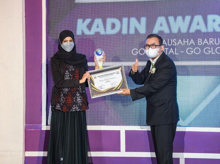Istri Wali Kota Kediri, Ferry Silviana Abdullah Abu Bakar atau Bunda Fey dinobatkan sebagai The Inspiring Women KADIN Award 2021