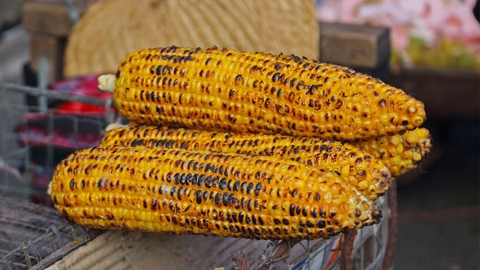 Cooking corn on the grill. Chinatown market, Manila, Phillipines