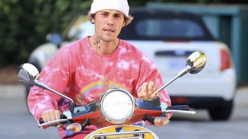 Justin Bieber kendarai Vespa