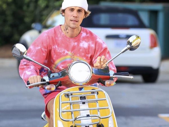 Justin Bieber kendarai Vespa