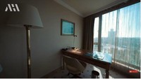 Kamar hotel itu memiliki meja kerja dengan pemandangan yang indah. Foto: YouTube Atta Halilintar
