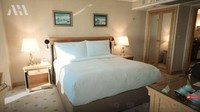 Kamar dan tempat tidur berukuran besar di hotel tersebut. Foto: YouTube Atta Halilintar