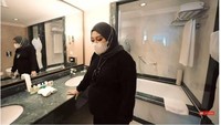 Aurel Hermansyah saat melihat kamar mandi di hotel itu. Foto: YouTube Atta Halilintar