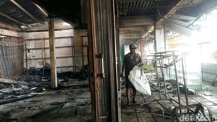 Kebakaran Pasar Kroya Cilacap, Jumat (24/12/2021).