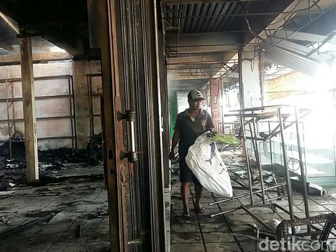 Kebakaran Pasar Kroya Cilacap, Jumat (24/12/2021).