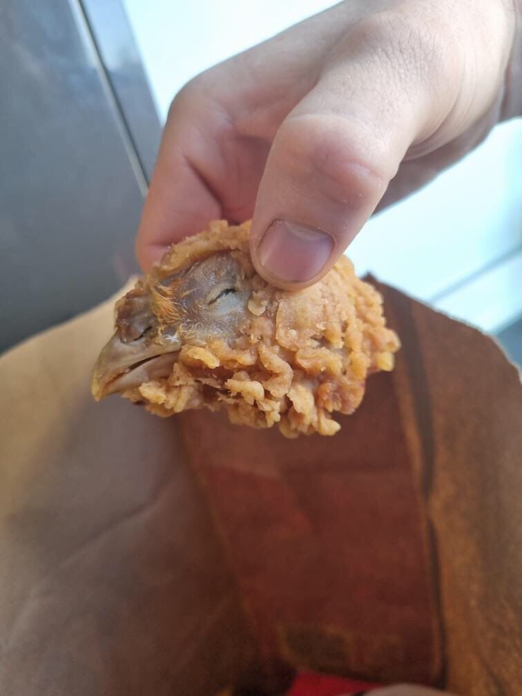 Wanita Inggris Temukan Kepala Ayam Goreng di KFC