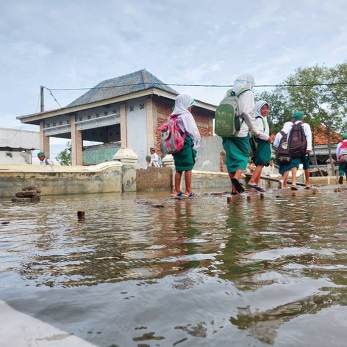 Kondisi sekolah di Muara Gembong Bekasi terdampak banjir rob