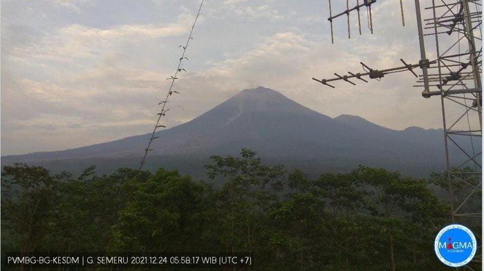 Kondisi Terkini Gunung Semeru  pukul 00.00 hingga 06.00 WIB Jumat (24/12/2021).
