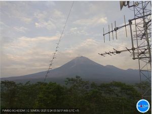 Gunung Semeru Terpantau Cerah Berawan