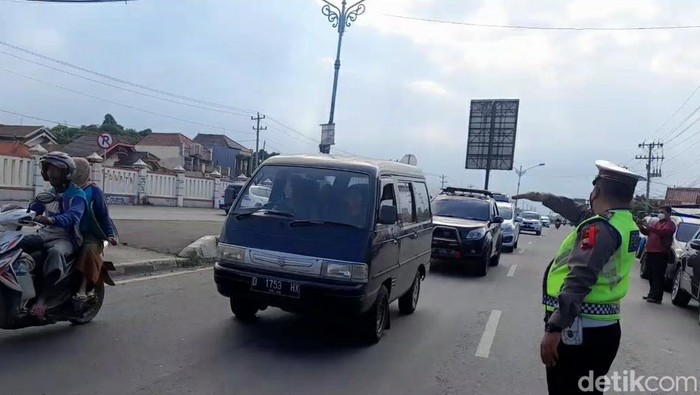 Lalu lintas di Pantura Brebes, Jumat (24/12/2021) sore