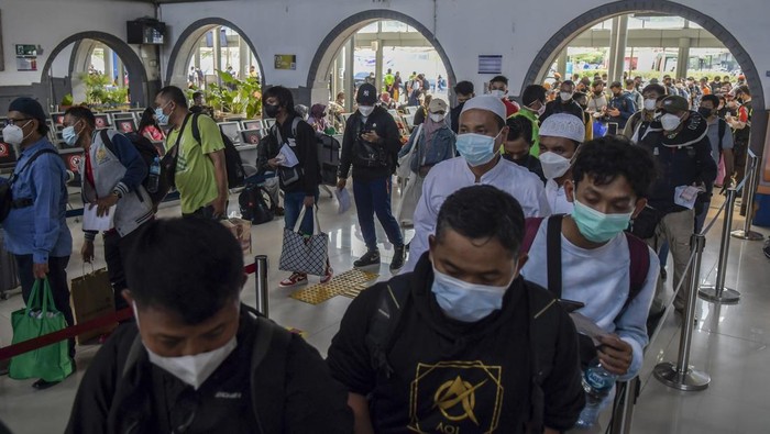 Libur Nataru, Pemudik Padati Stasiun Pasar Senen Penumpang antre untuk memasuki area peron di Stasiun Pasar Senen, Jakarta, Jumat (24/12/2021). Data per Jumat (24/12/2021) KAI Daop 1 mencatat jumlah keberangkatan penumpang di Stasiun Pasar Senen mencapai 7.504 orang dengan 21 perjalanan kereta api, sementara di Stasiun Gambir keberangkatan penumpang mencapai 5.987 orang dengan 29 perjalanan kereta api. ANTARA FOTO/Galih Pradipta/foc.