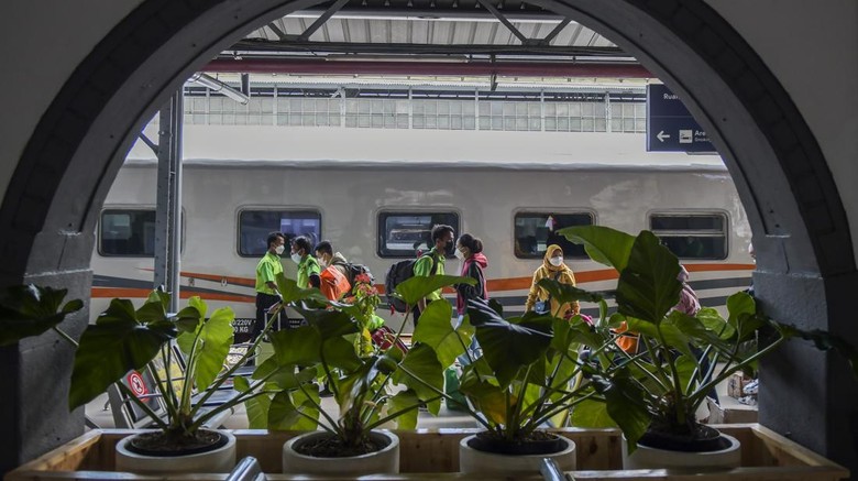 Penumpang antre untuk memasuki area peron di Stasiun Pasar Senen, Jakarta, Jumat (24/12/2021). Data per Jumat (24/12/2021) KAI Daop 1 mencatat jumlah keberangkatan penumpang di Stasiun Pasar Senen mencapai 7.504 orang dengan 21 perjalanan kereta api, sementara di Stasiun Gambir keberangkatan penumpang mencapai 5.987 orang dengan 29 perjalanan kereta api. ANTARA FOTO/Galih Pradipta/foc.