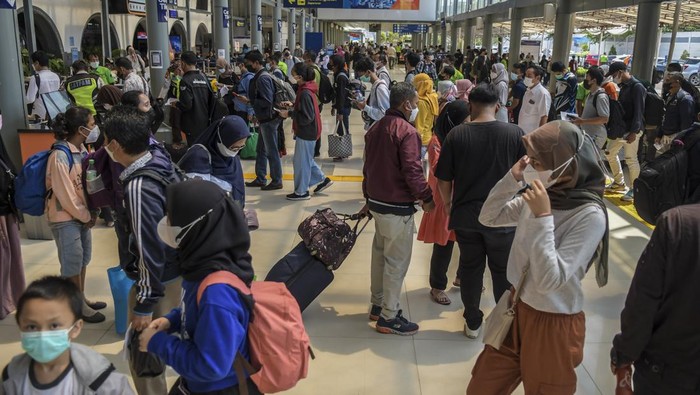 Penumpang antre untuk memasuki area peron di Stasiun Pasar Senen, Jakarta, Jumat (24/12/2021). Data per Jumat (24/12/2021) KAI Daop 1 mencatat jumlah keberangkatan penumpang di Stasiun Pasar Senen mencapai 7.504 orang dengan 21 perjalanan kereta api, sementara di Stasiun Gambir keberangkatan penumpang mencapai 5.987 orang dengan 29 perjalanan kereta api. ANTARA FOTO/Galih Pradipta/foc.