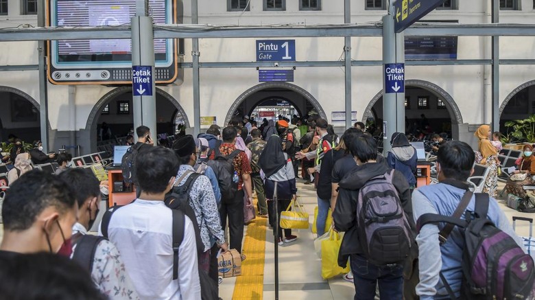 Libur Nataru, Pemudik Padati Stasiun Pasar Senen Penumpang antre untuk memasuki area peron di Stasiun Pasar Senen, Jakarta, Jumat (24/12/2021). Data per Jumat (24/12/2021) KAI Daop 1 mencatat jumlah keberangkatan penumpang di Stasiun Pasar Senen mencapai 7.504 orang dengan 21 perjalanan kereta api, sementara di Stasiun Gambir keberangkatan penumpang mencapai 5.987 orang dengan 29 perjalanan kereta api. ANTARA FOTO/Galih Pradipta/foc.