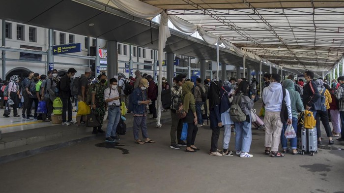 Penumpang antre untuk memasuki area peron di Stasiun Pasar Senen, Jakarta, Jumat (24/12/2021). Data per Jumat (24/12/2021) KAI Daop 1 mencatat jumlah keberangkatan penumpang di Stasiun Pasar Senen mencapai 7.504 orang dengan 21 perjalanan kereta api, sementara di Stasiun Gambir keberangkatan penumpang mencapai 5.987 orang dengan 29 perjalanan kereta api. ANTARA FOTO/Galih Pradipta/foc.