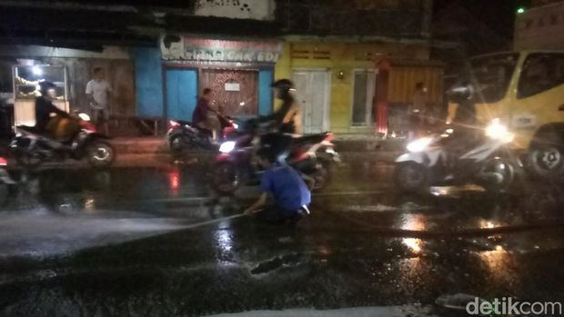 limbah tercecer di jalan pantura lamongan