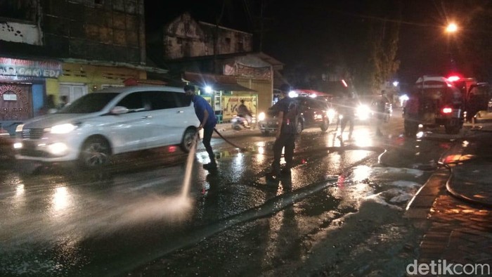 limbah tercecer di jalan pantura lamongan