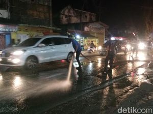 Limbah Diangkut Truk Tumpah di Pantura Lamongan, Jalan Berbau Tak Sedap