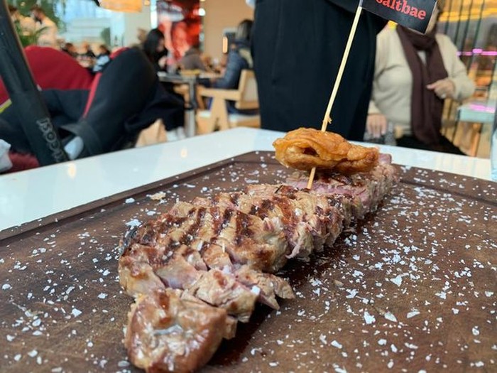 Pria Ini Berhasil Makan Steak Salt Bae dengan Harga Murah