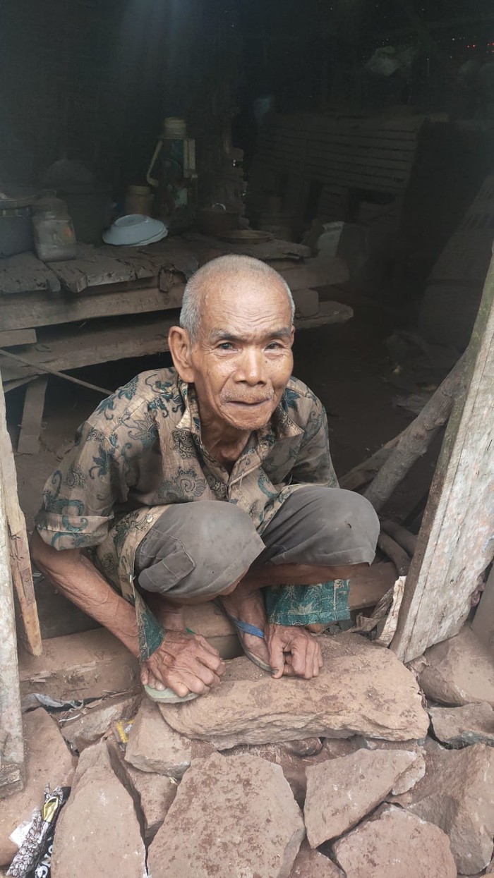 Mbah Sunardi tinggal di gubuk reyot