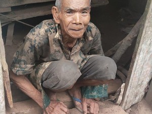 Pilu Mbah Sunardi Tinggal Seatap dengan Kandang Ayam, Menanti Uluran Tangan