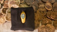 Cincin emas Romawi, batu permata hijau yang diukir dengan sosok seorang gembala yang membawa domba di pundaknya dipajang dengan koin yang ditemukan di dekat kota kuno Kaisarea, berasal dari periode Romawi dan Mamluk, sekitar 1.700 dan 600 tahun yang lalu, di Yerusalem, Rabu, (22/12/2021). Israel Antiquities Authority mengatakan mereka menemukan sisa-sisa dua kapal karam di lepas pantai Mediterania penuh dengan harta karun berupa ratusan koin perak dan perunggu serta artefak Romawi dan abad pertengahan. Gambar Gembala yang Baik, adalah salah satu gambar paling awal dan tertua yang digunakan dalam agama Kristen untuk melambangkan Yesus, kata IAA dalam pengumumannya, berspekulasi bahwa pemiliknya mungkin adalah seorang Kristen awal.