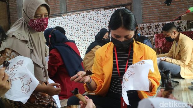 Belasan mahasiswa sedang membatik tentang kebhinekaan nusantara di Kudus, Jumat (24/12/2021). (Foto : Dian Utoro Aji/detikcom)