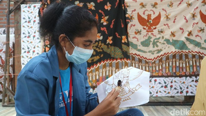 Belasan mahasiswa sedang membatik tentang kebhinekaan nusantara di Kudus, Jumat (24/12/2021). (Foto : Dian Utoro Aji/detikcom)