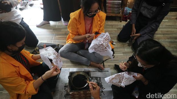 Belasan mahasiswa sedang membatik tentang kebhinekaan nusantara di Kudus, Jumat (24/12/2021). (Foto : Dian Utoro Aji/detikcom)