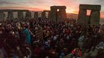 Menikmati Matahari Terbenam di Batuan Stonehenge Inggris