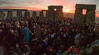 Pengunjung menikmati matahari Terbenam di Stonehenge, Amesbury, Inggris Raya, Kamis (23/12/2021).  