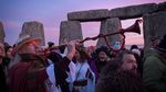 Menikmati Matahari Terbenam di Batuan Stonehenge Inggris