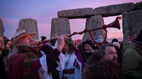 English Heritage, yang mengelola situs tersebut, telah mengizinkan pengunjung masuk dan menikmati keindahan bebatuan Stonehenge.  