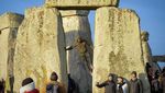 Menikmati Matahari Terbenam di Batuan Stonehenge Inggris