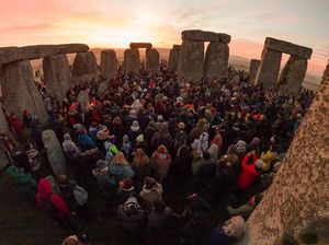 Menikmati Matahari Terbenam di Batuan Stonehenge Inggris