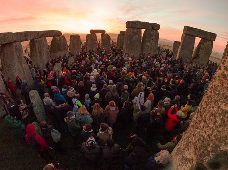 Menikmati Matahari Terbenam di Batuan Stonehenge Inggris