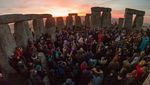 Menikmati Matahari Terbenam di Batuan Stonehenge Inggris
