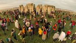 Menikmati Matahari Terbenam di Batuan Stonehenge Inggris