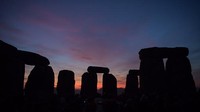 Stonehenge merupakan lingkaran batu tegak yang berada di dalam lingkup tembok tanah.   