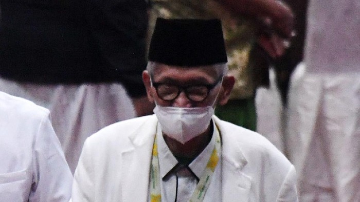 Rais Aam PBNU terpilih KH Miftachul Akhyar menghadiri Muktamar ke-34 Nahdlatul Ulama (NU) di Universitas Lampung, Lampung, Jumat (24/12/2021) dini hari. KH Miftachul Akhyar terpilih sebagai Rais Aam PBNU periode 2021-2026 pada Muktamar ke-34 NU. ANTARA FOTO/Hafidz Mubarak A/pras.