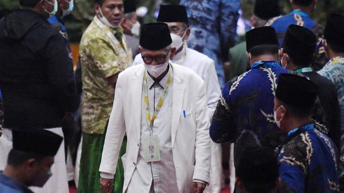 Rais Aam PBNU terpilih KH Miftachul Akhyar menghadiri Muktamar ke-34 Nahdlatul Ulama (NU) di Universitas Lampung, Lampung, Jumat (24/12/2021) dini hari. KH Miftachul Akhyar terpilih sebagai Rais Aam PBNU periode 2021-2026 pada Muktamar ke-34 NU. ANTARA FOTO/Hafidz Mubarak A/pras.